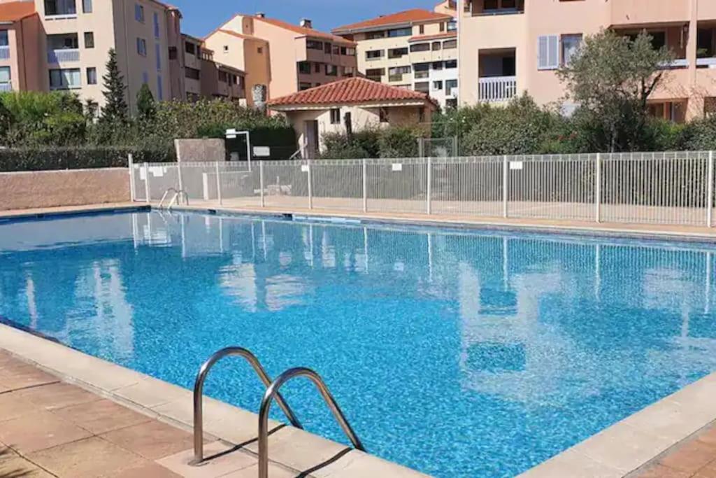 Appartement Spacieux 65M2, Avec Piscine Et Parking Frejus Exterior photo
