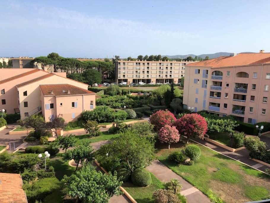 Appartement Spacieux 65M2, Avec Piscine Et Parking Frejus Exterior photo